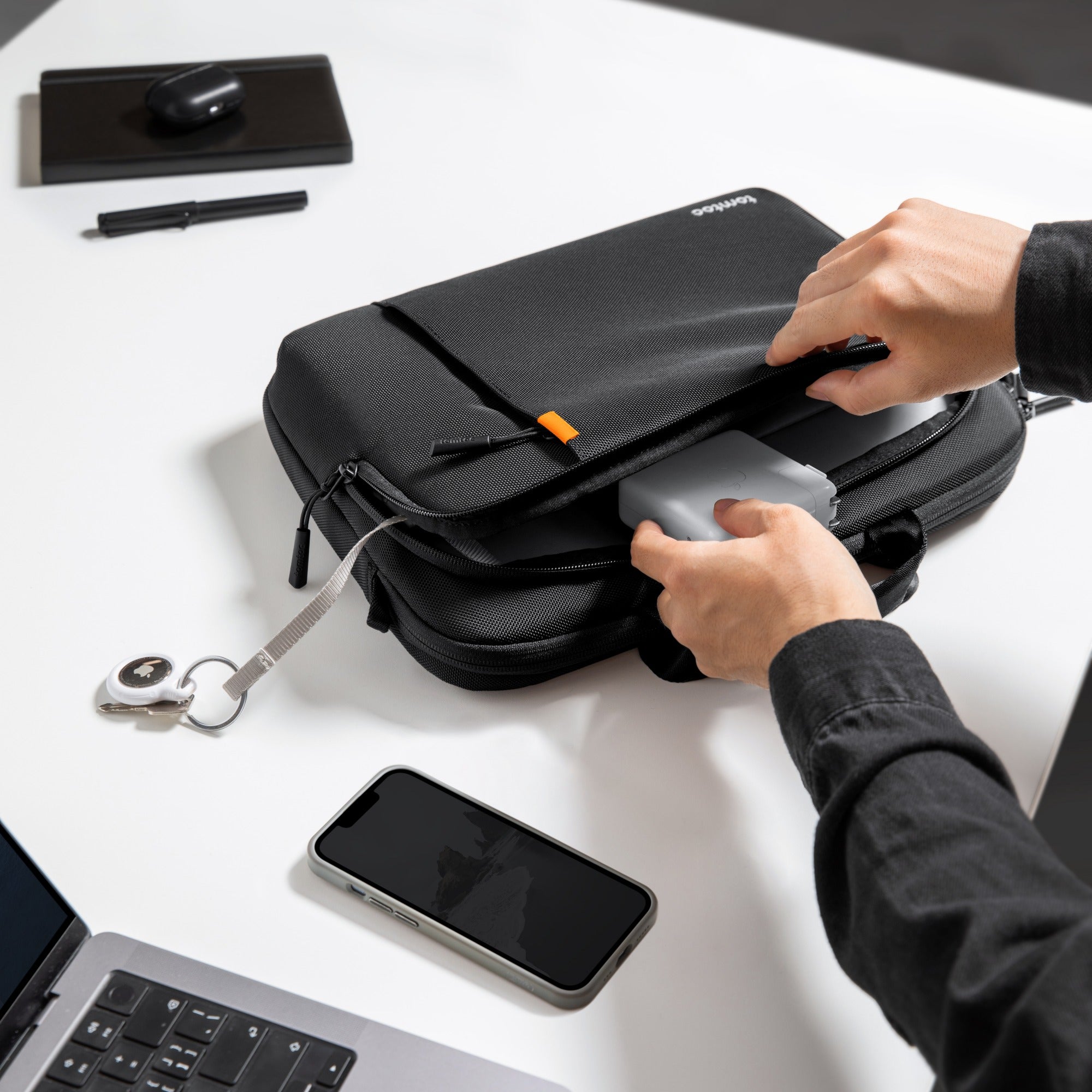 Defender-A30 Laptop Tasche mit Schultergurt für 14-Zoll Neu MacBook Pro M3, 13-Zoll MacBook Air/Pro, 13,5 Zoll Surface Laptop 5/4/3